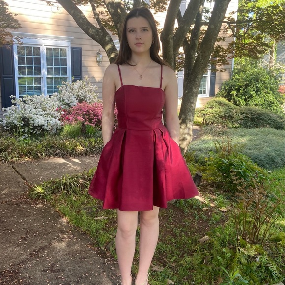 Burgundy dress with pockets & removable spaghetti straps - Picture 2 of 4